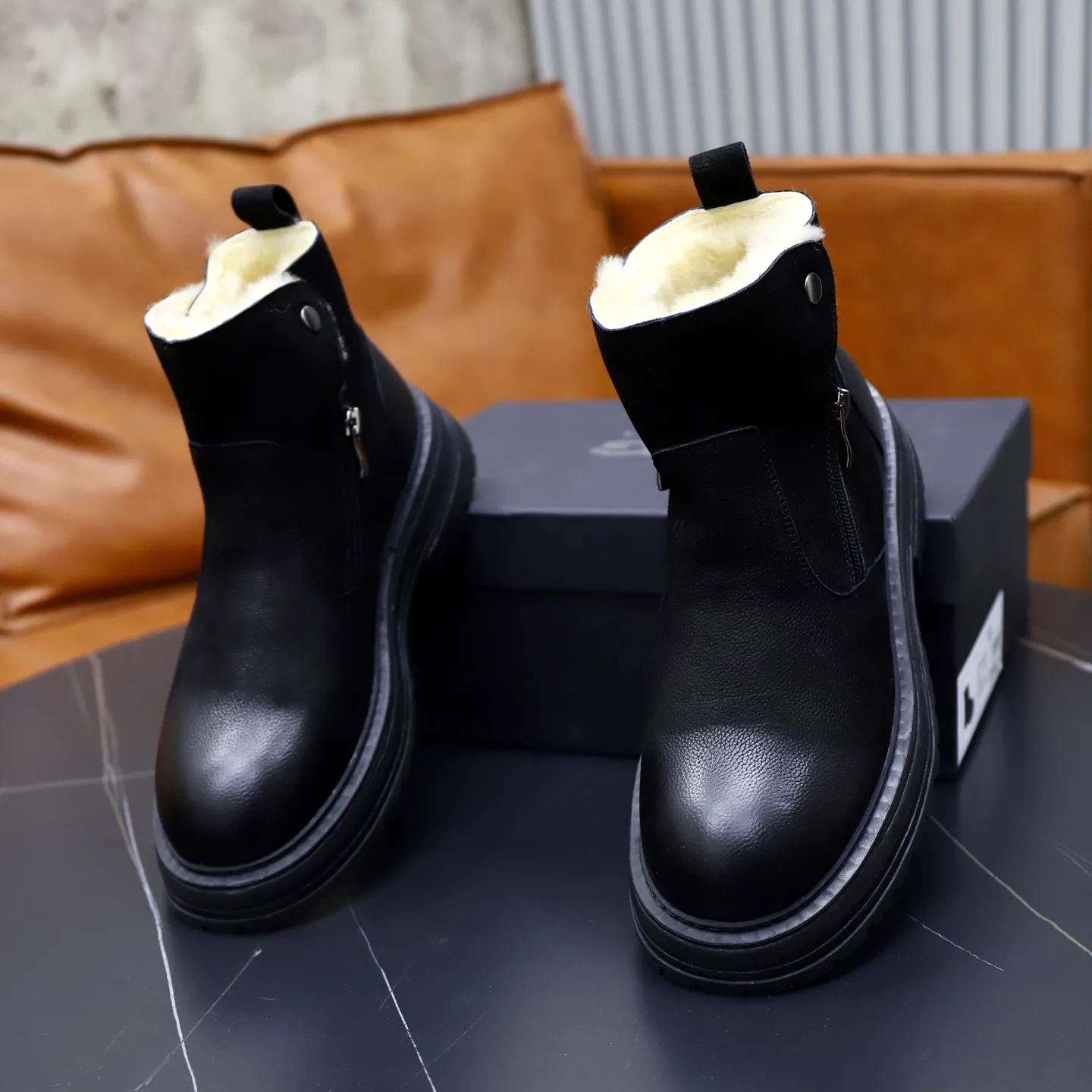 Ex-factory price: 680💰Thick wool imported from Australia Brand: UGG genuine purchasing agent Size: 38-44 (customized in 45) Grade: Official website 1:1 Material: First-layer genuine leather waterproof and antifreeze upper Real wool lining Original non-slip Soft wear-resistant outsole Style category: Men's casual shoes Trendy style Comfortable on the feet Color: Official website color synchronization